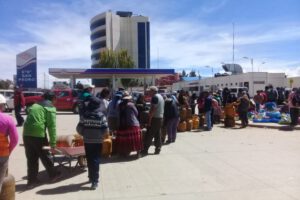 Personas esperando por una garrafa de gas