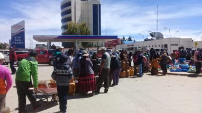 Personas esperando por una garrafa de gas