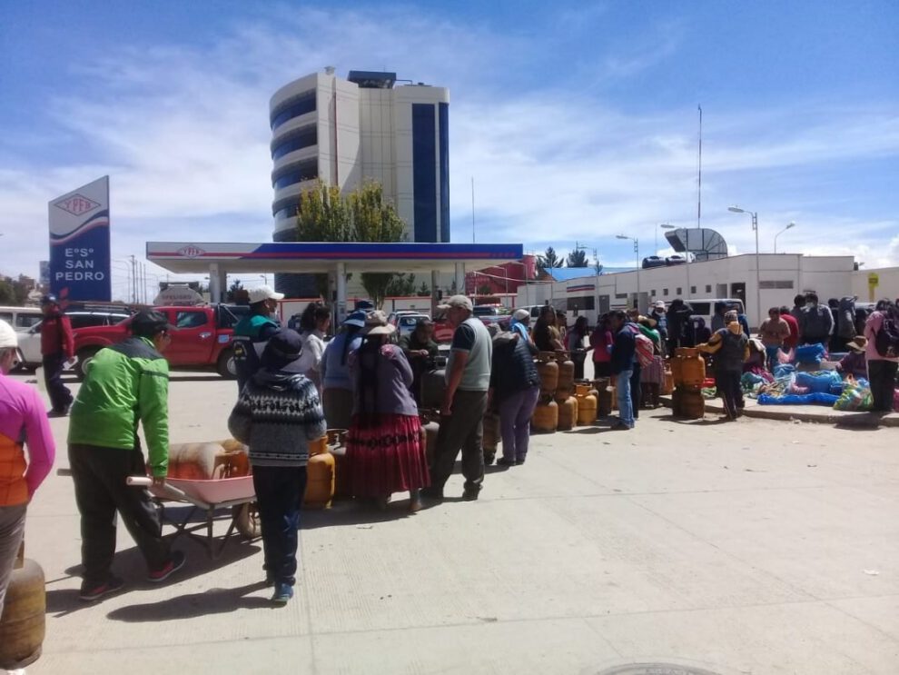 Personas esperando por una garrafa de gas