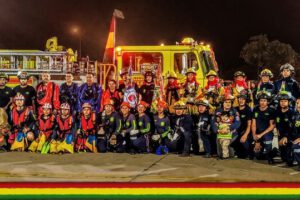 Bomberos hacen compras para ancianos en Santa Cruz