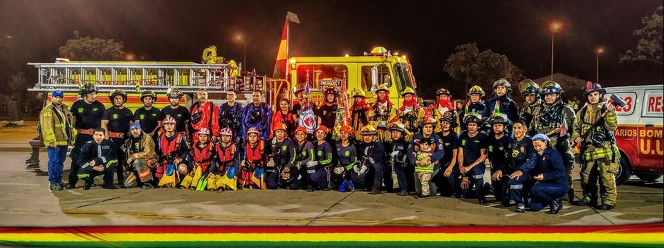 Bomberos hacen compras para ancianos en Santa Cruz