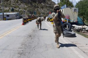 Control en el Puente Español por militares