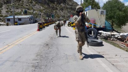 Control en el Puente Español por militares