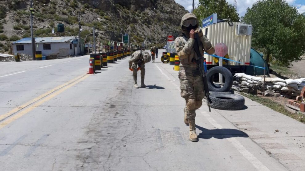 Control en el Puente Español por militares