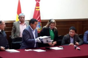 Gobierno entregó ítems para salud en Oruro