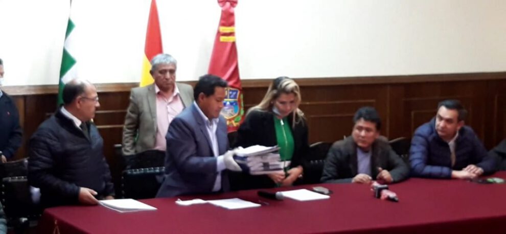Gobierno entregó ítems para salud en Oruro