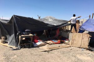 Bolivianos detenidos en la frontera chilena permanecen en condiciones precarias