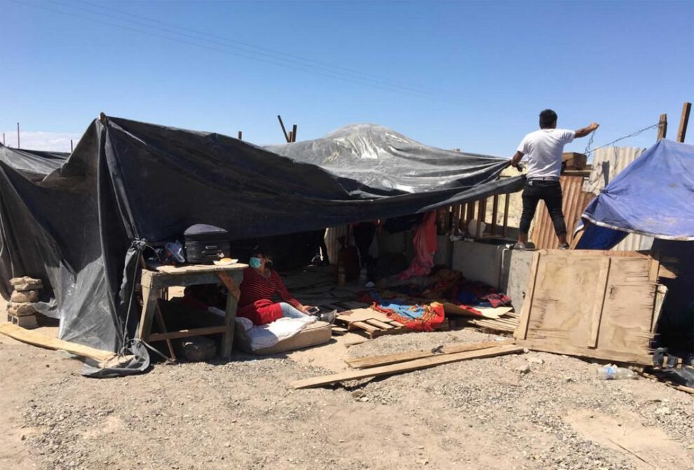 Bolivianos detenidos en la frontera chilena permanecen en condiciones precarias