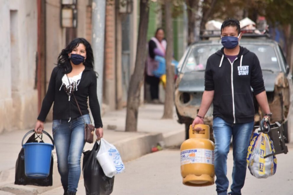 Personas se abastecieron de productos de primera necesidad durante la semana de abastecimiento en Oruro