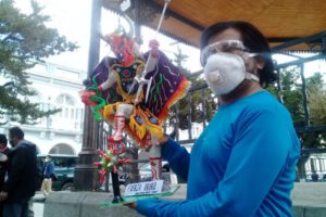 Escultura del diablo que vence al coronavirus en Oruro