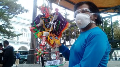 Escultura del diablo que vence al coronavirus en Oruro