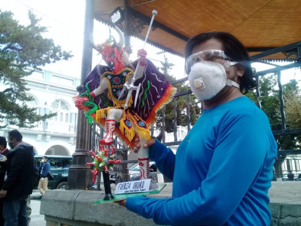 Escultura del diablo que vence al coronavirus en Oruro