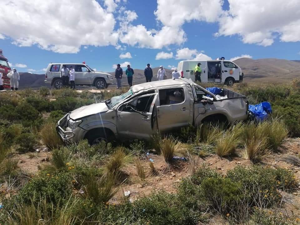 Vuelco de campana de un coche que transportaba equipos clínicos