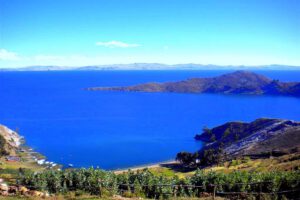 Lago Titicaca se limpia durante la cuarentena