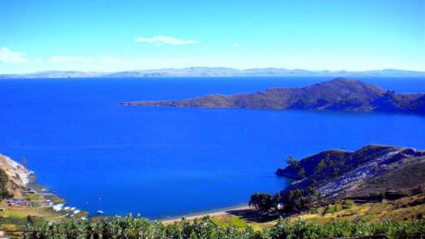 Lago Titicaca se limpia durante la cuarentena