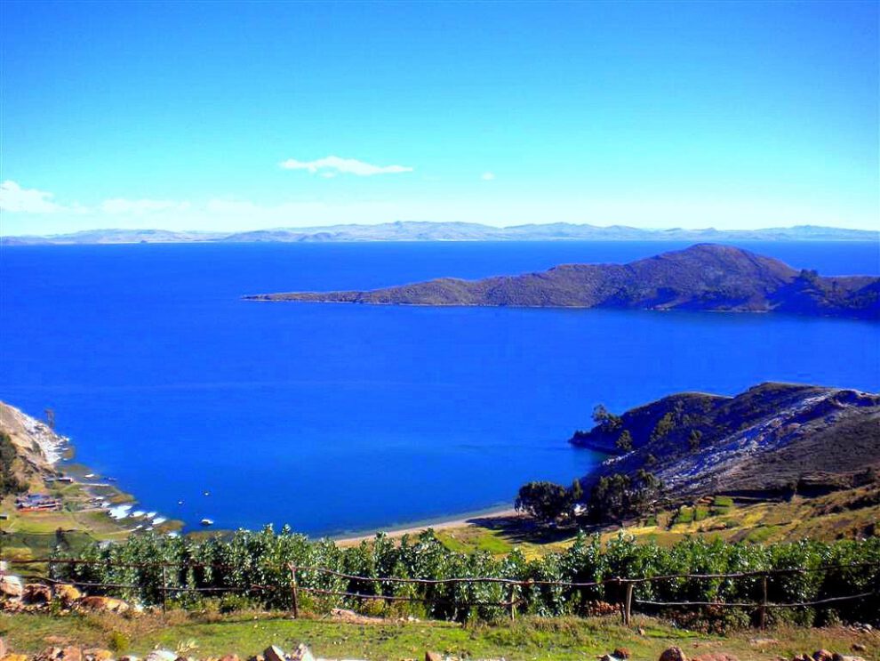 Lago Titicaca se limpia durante la cuarentena