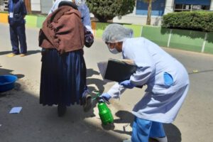 Asistencia sanitaria a adultos mayores para evitar contagio de coronavirus
