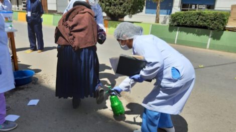 Asistencia sanitaria a adultos mayores para evitar contagio de coronavirus