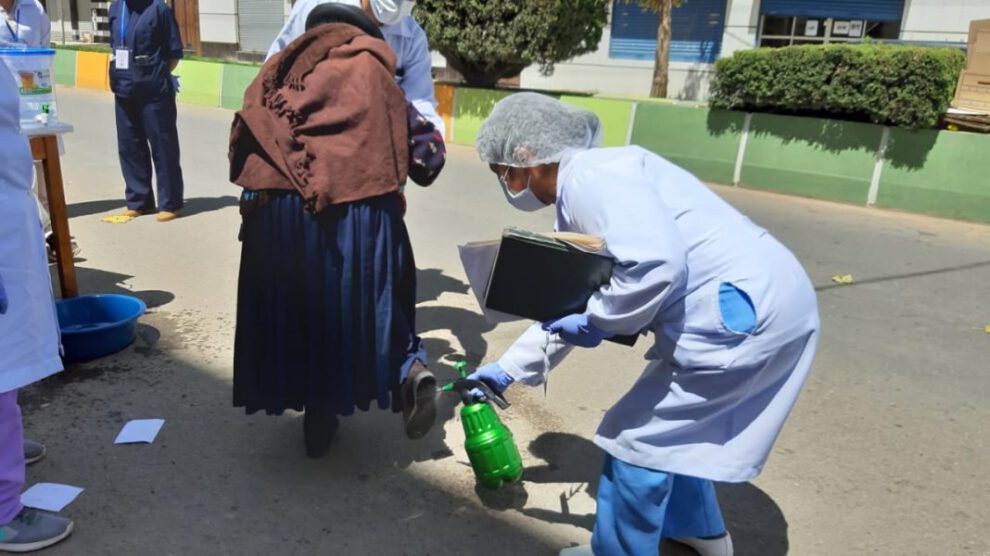 Asistencia sanitaria a adultos mayores para evitar contagio de coronavirus