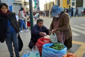 Productores de Soracachi ofreciendo hortalizas en Oruro