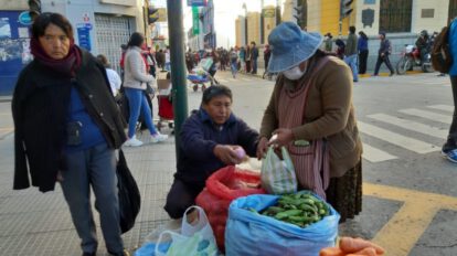 Productores de Soracachi ofreciendo hortalizas en Oruro