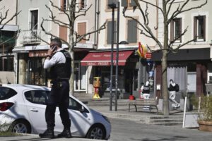 Hombre armado con cuchillo mata a 2 transeúntes en Francia