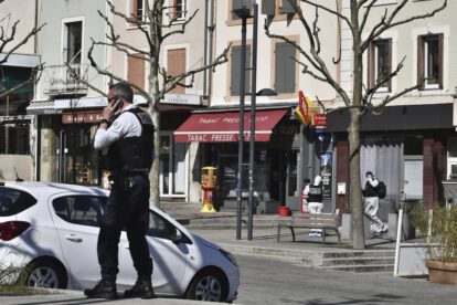 Hombre armado con cuchillo mata a 2 transeúntes en Francia