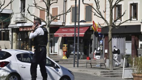 Hombre armado con cuchillo mata a 2 transeúntes en Francia