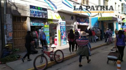 Actividad comercial en Oruro durante el día de abastecimiento
