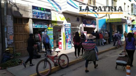 Actividad comercial en Oruro durante el día de abastecimiento