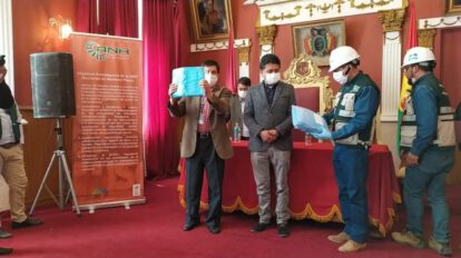 Entrega de insumos de bioseguridad a médicos de Oruro