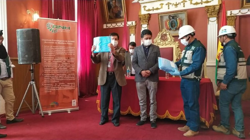 Entrega de insumos de bioseguridad a médicos de Oruro
