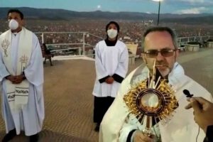 Monseñor Cristóbal Bialasik recorriendo y bendiciendo la ciudad de Oruro