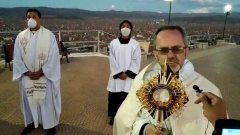 Monseñor Cristóbal Bialasik recorriendo y bendiciendo la ciudad de Oruro