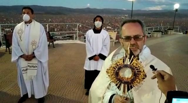 Monseñor Cristóbal Bialasik recorriendo y bendiciendo la ciudad de Oruro