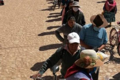 Conglomerado de personas recibiendo víveres en Oruro