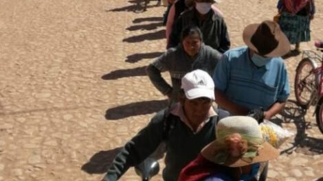 Conglomerado de personas recibiendo víveres en Oruro
