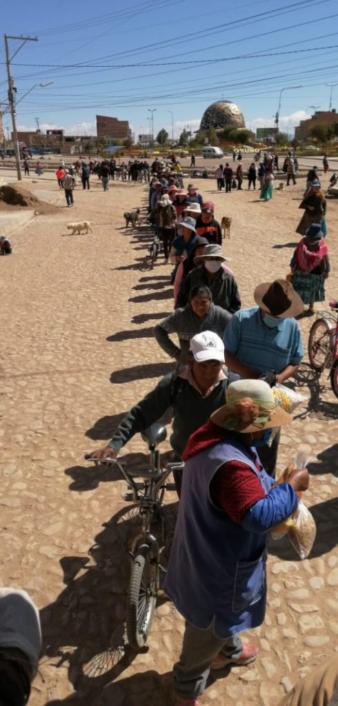 Conglomerado de personas recibiendo víveres en Oruro