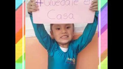 Niños del Centro Neuroeducativo Troche promoviendo el mensaje #QuédateEnCasa