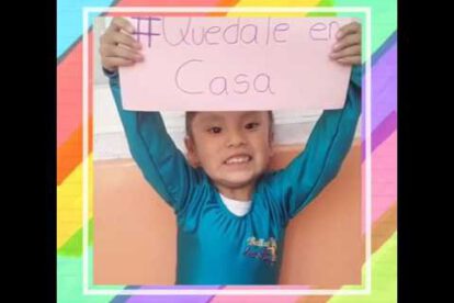 Niños del Centro Neuroeducativo Troche promoviendo el mensaje #QuédateEnCasa