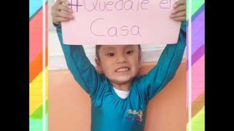 Niños del Centro Neuroeducativo Troche promoviendo el mensaje #QuédateEnCasa