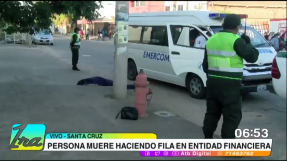 Mujer de la tercera edad muere mientras hacía fila para cobrar bonos