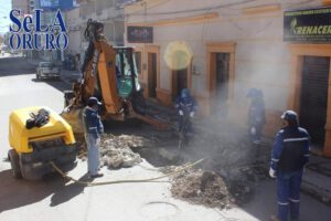 Reventazón de tubería afectó suministro de agua en Oruro