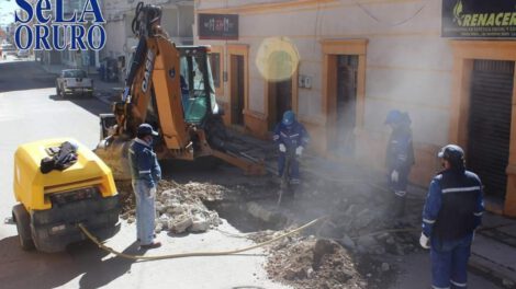 Reventazón de tubería afectó suministro de agua en Oruro