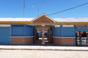 tanques de agua para el lavado de manos en el mercado Villa Fátima
