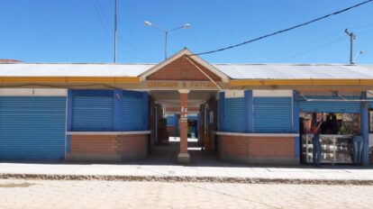 tanques de agua para el lavado de manos en el mercado Villa Fátima