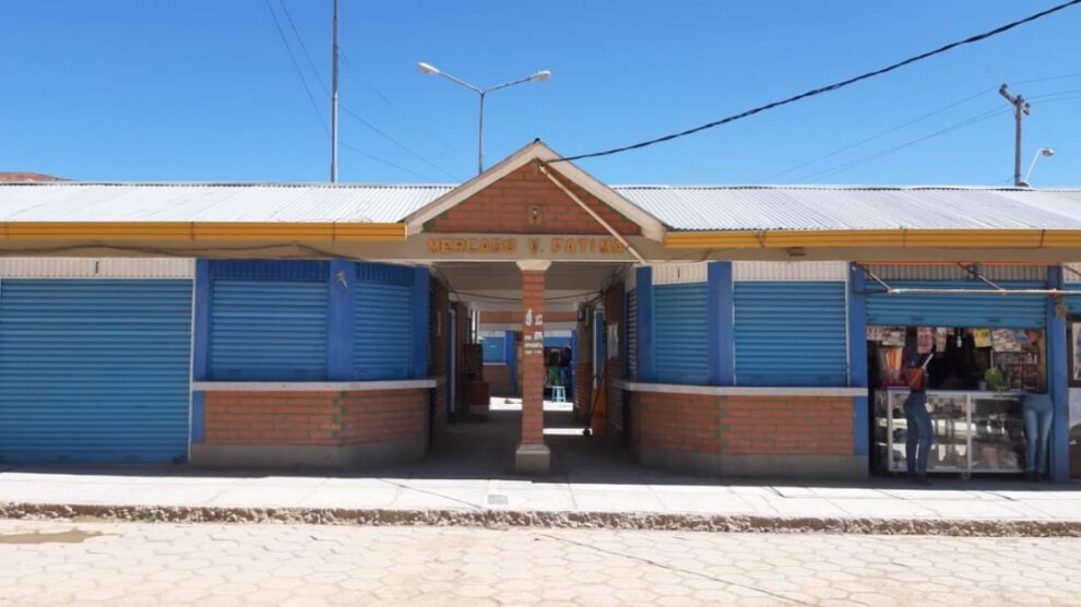 tanques de agua para el lavado de manos en el mercado Villa Fátima