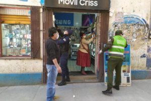 Alcalde Aguilar cierra negocios en Oruro