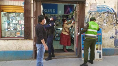 Alcalde Aguilar cierra negocios en Oruro