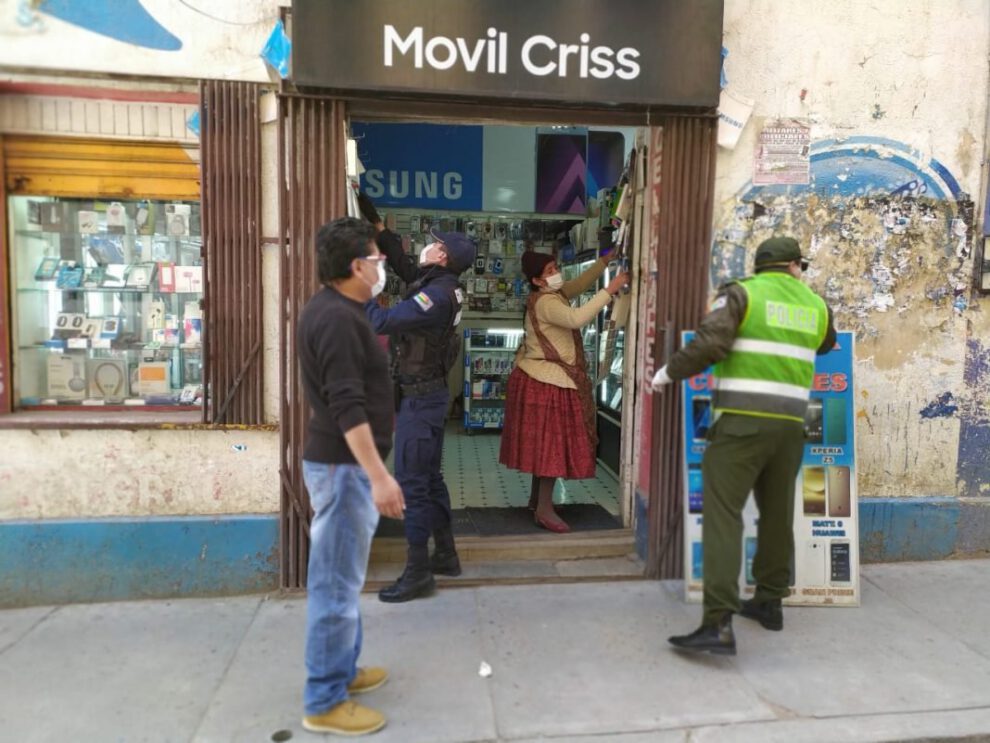 Alcalde Aguilar cierra negocios en Oruro